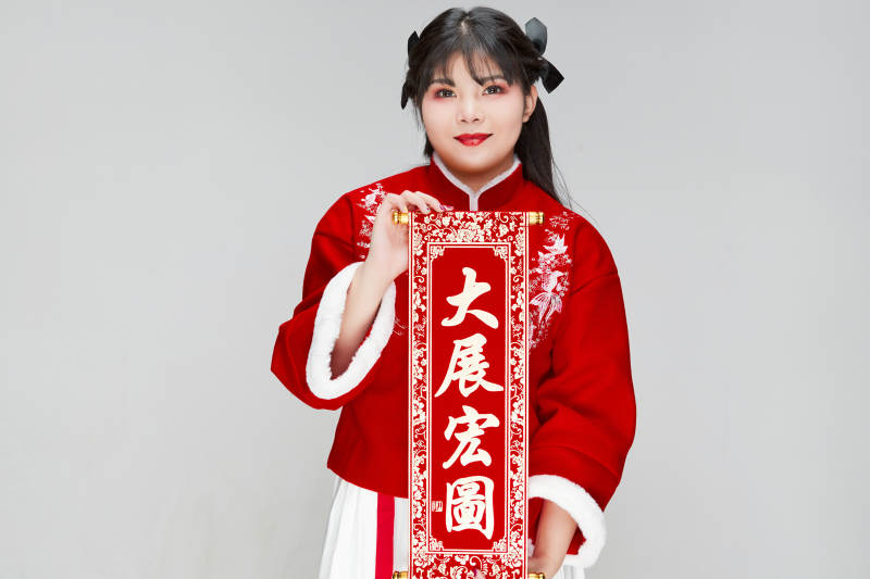 手持春联身穿喜庆汉服的可爱少女图片