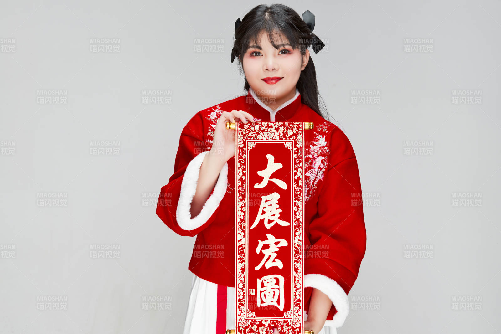 手持春联身穿喜庆汉服的可爱少女图片