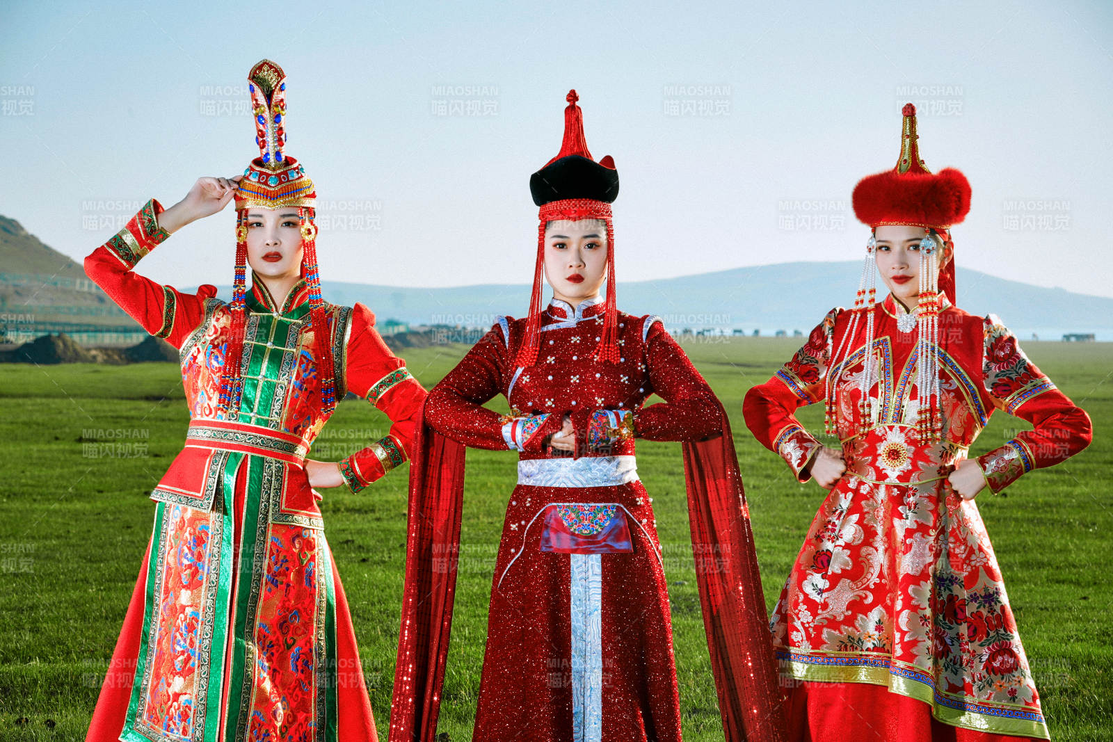 草原上穿着蒙古族传统服饰的亚洲年轻美少女图片