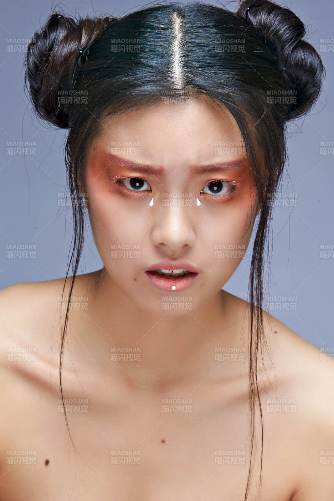 时尚彩妆女性妆面半身像图片