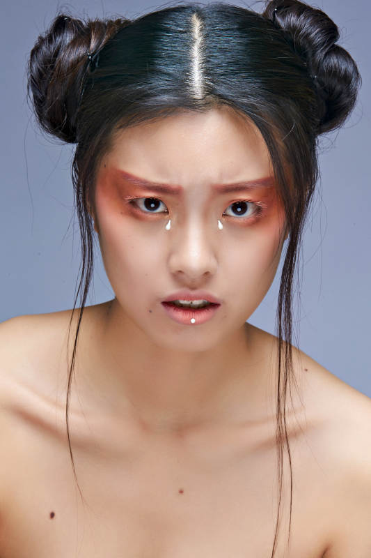 时尚彩妆女性妆面半身像图片