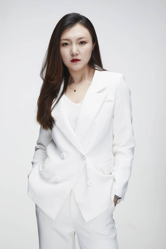 影棚拍摄白色背景亚洲年轻女性商务人像图片