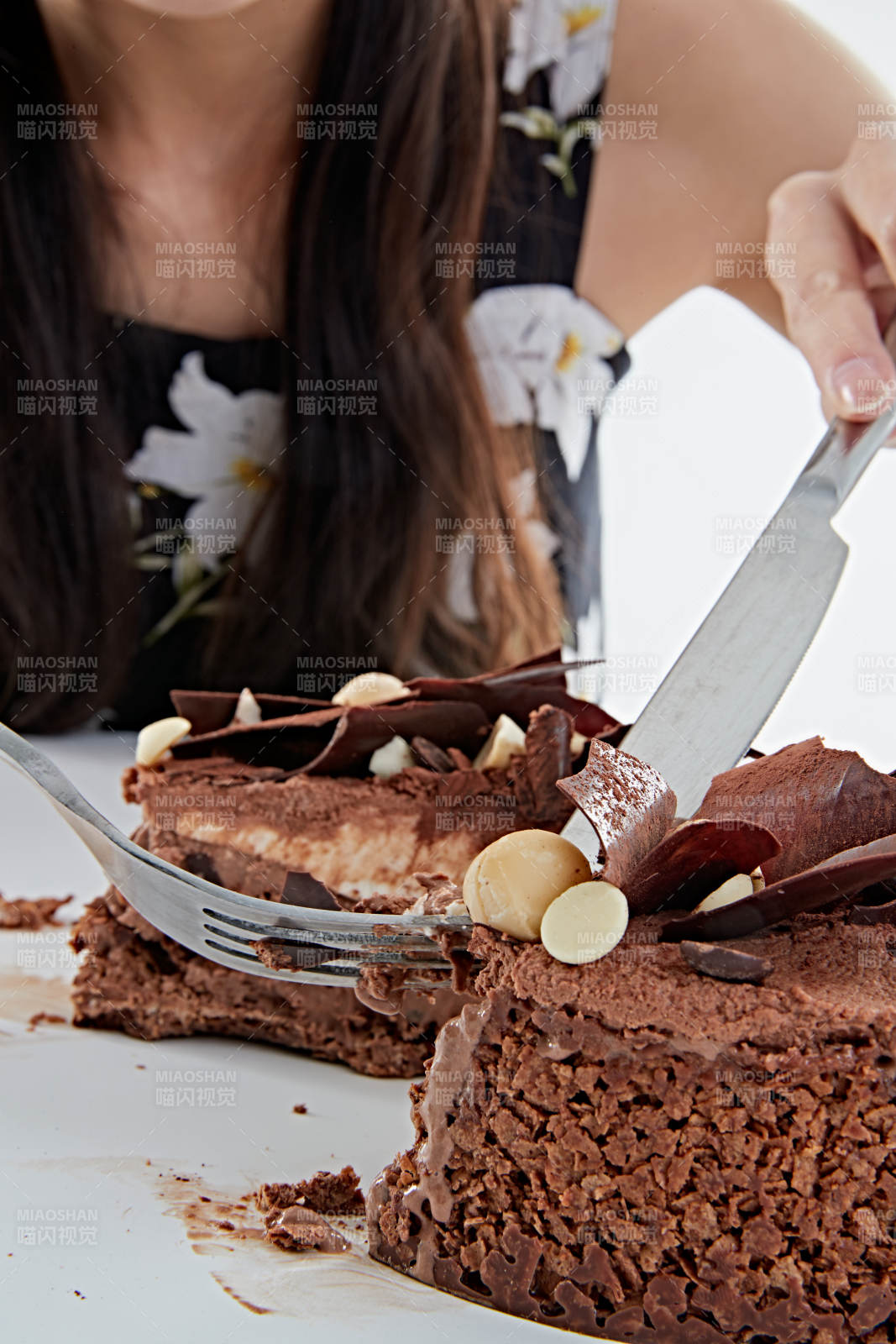 喝红酒品尝蛋糕的年轻女性图片