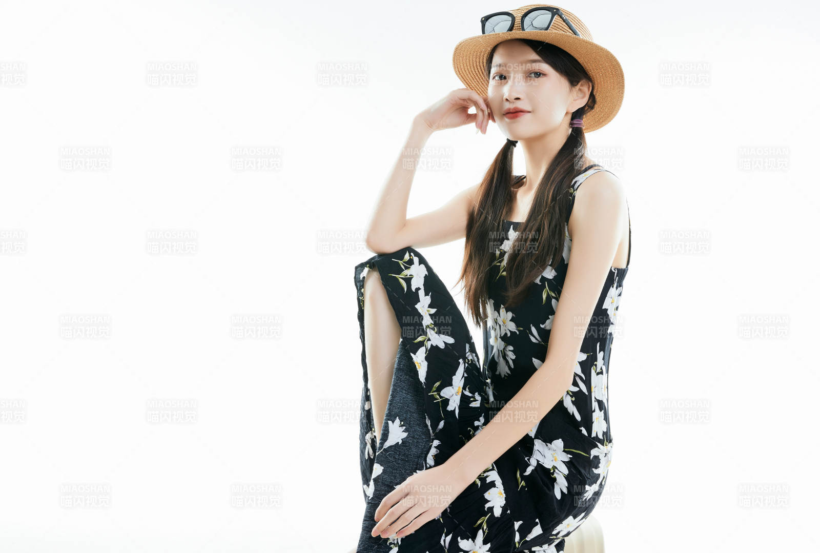 白色背景下准备出发旅行的美丽东方女大学生图片