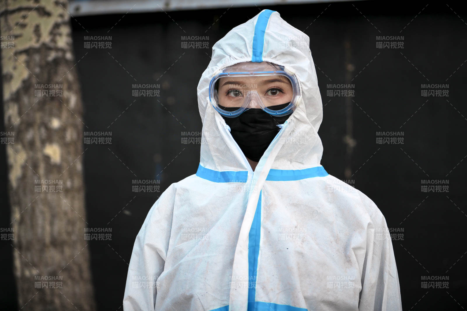 穿白色防护服佩戴护目镜口罩的女性防护人员图片