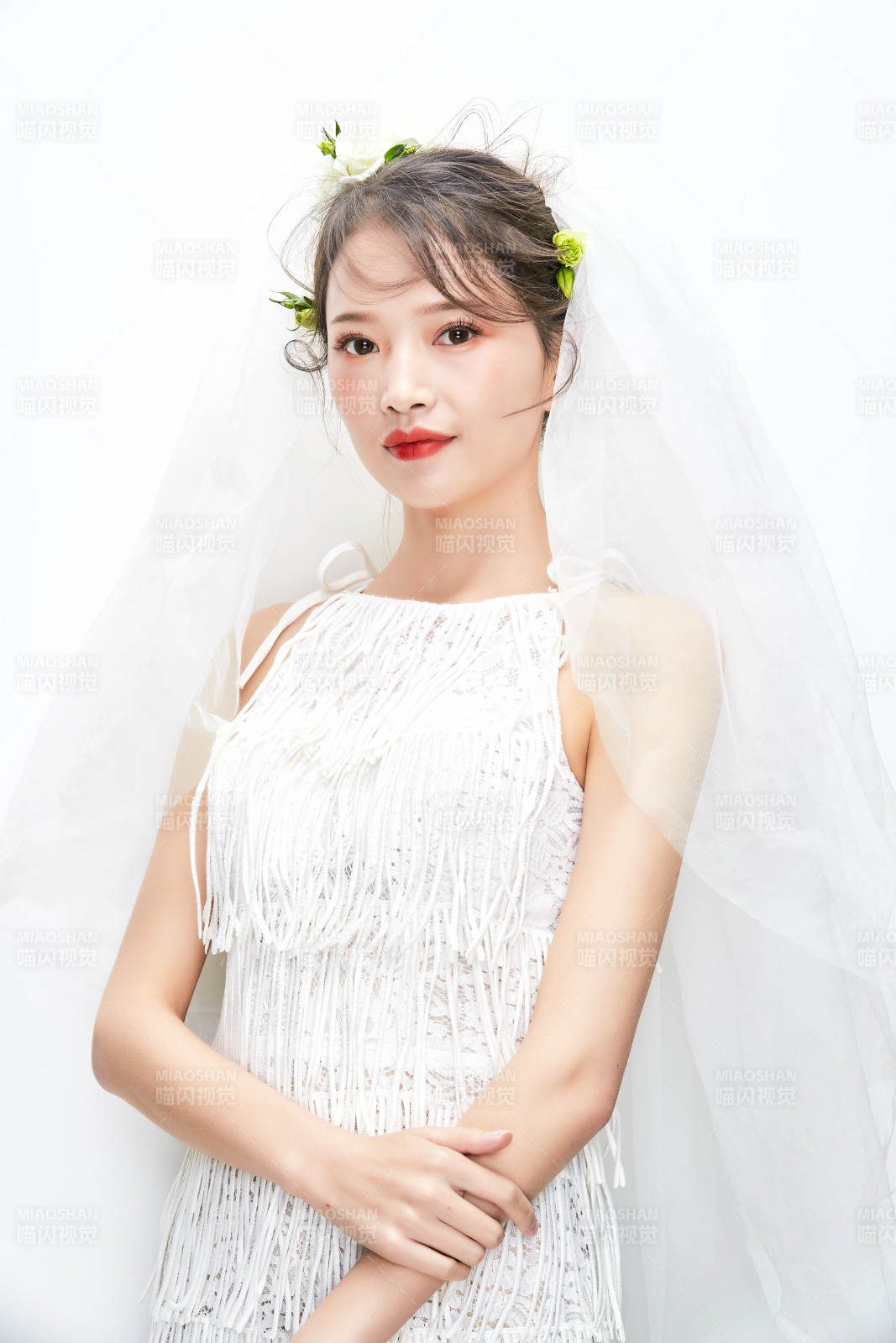 棚拍白色背景下的新娘美妆图片