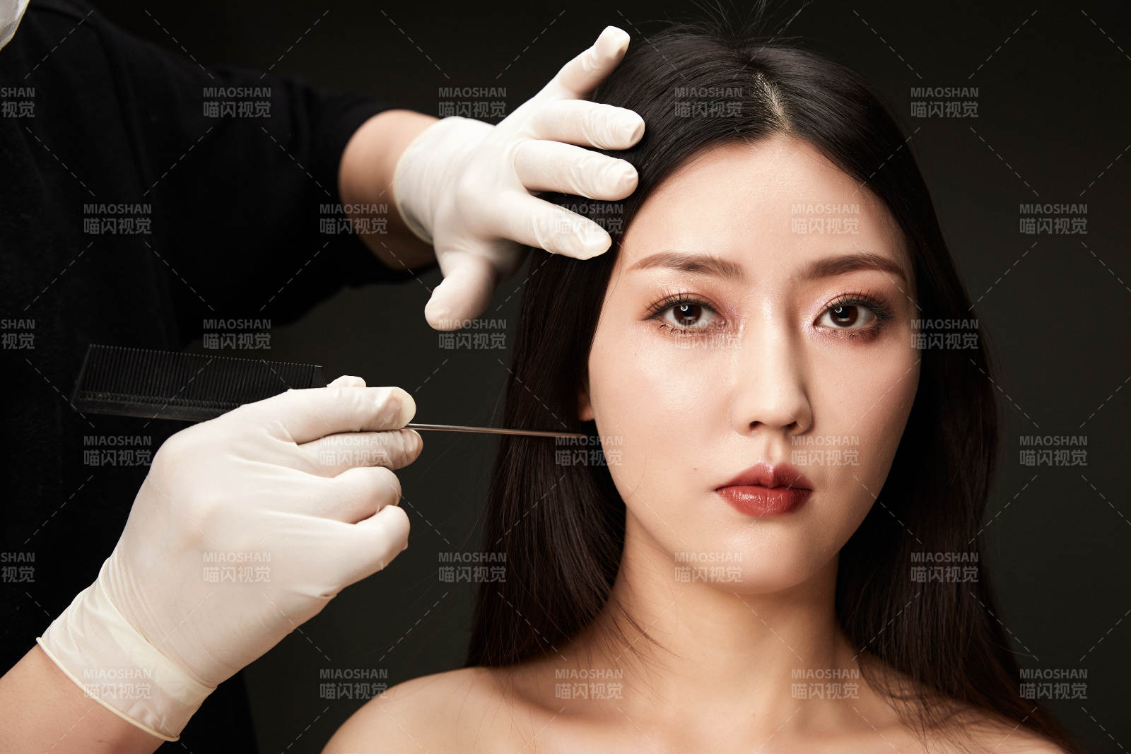 进行美妆化妆的化妆师与模特图片