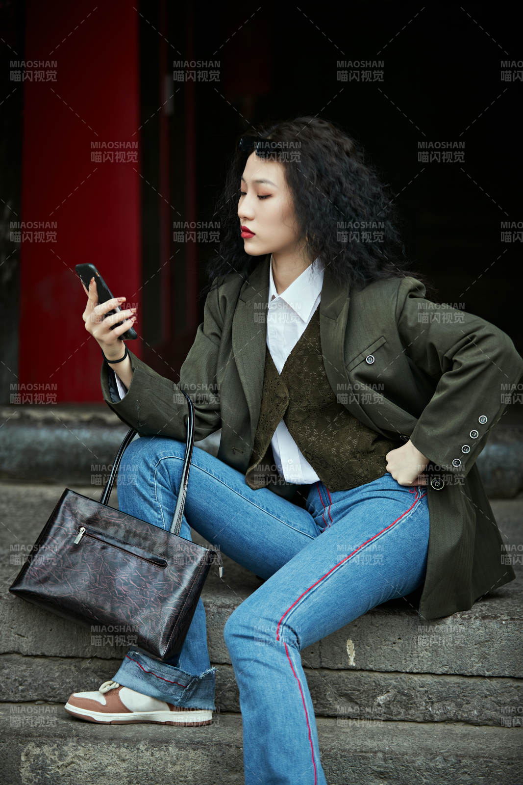 老旧城区里穿着复古港风的美丽清纯少女图片