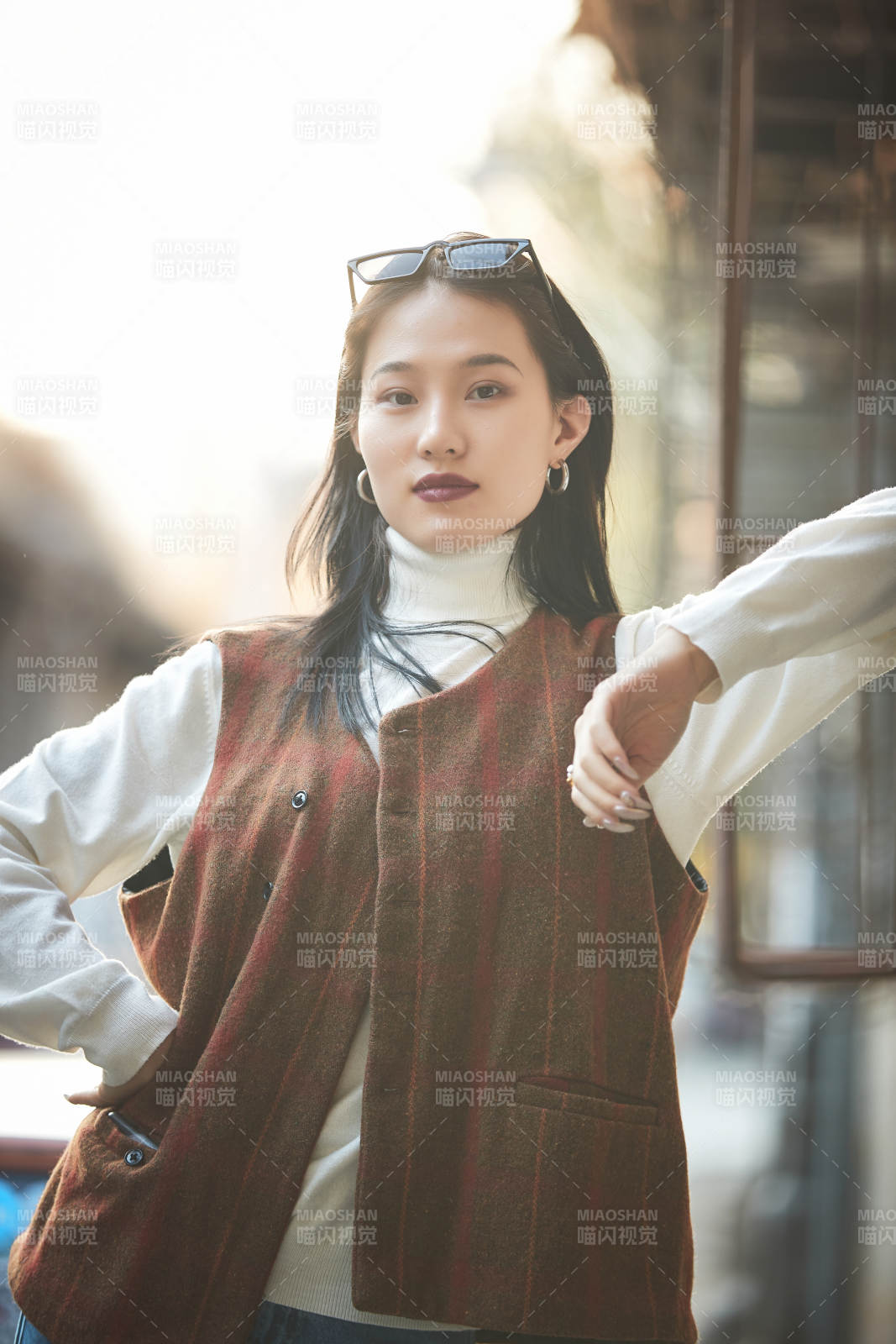 老旧城区里穿着复古港风的美丽清纯少女图片