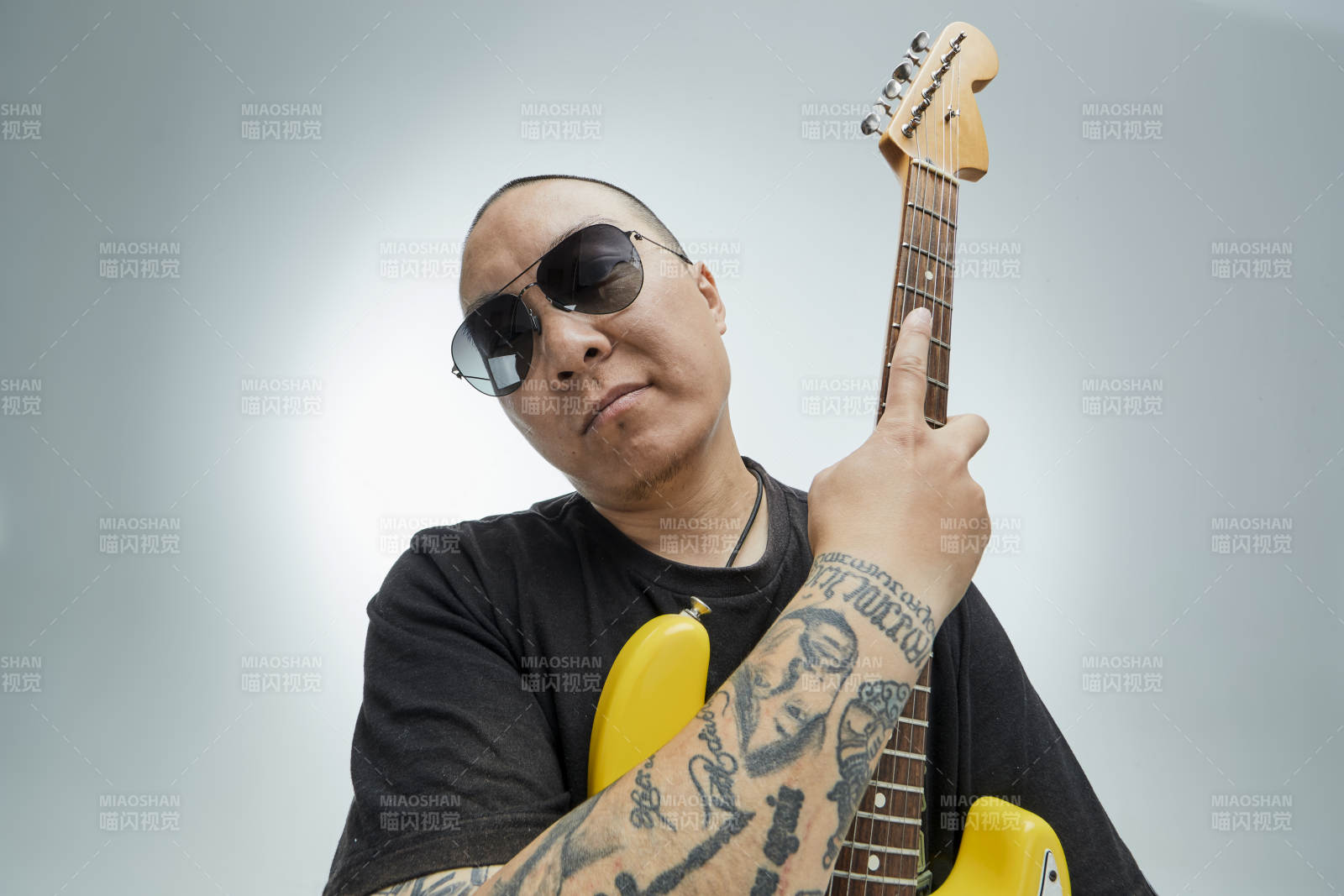 手持电吉他展示演奏的亚洲男性摇滚乐手人像图片