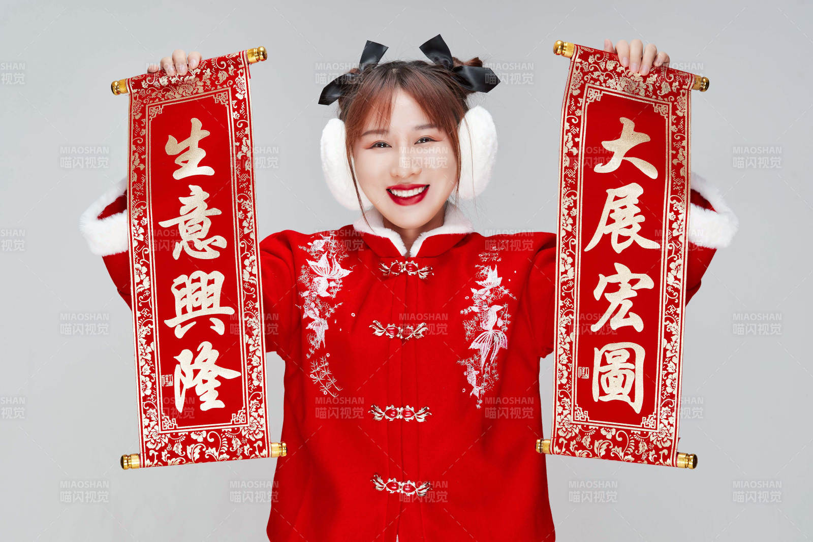 手持春联身穿喜庆汉服的可爱少女图片