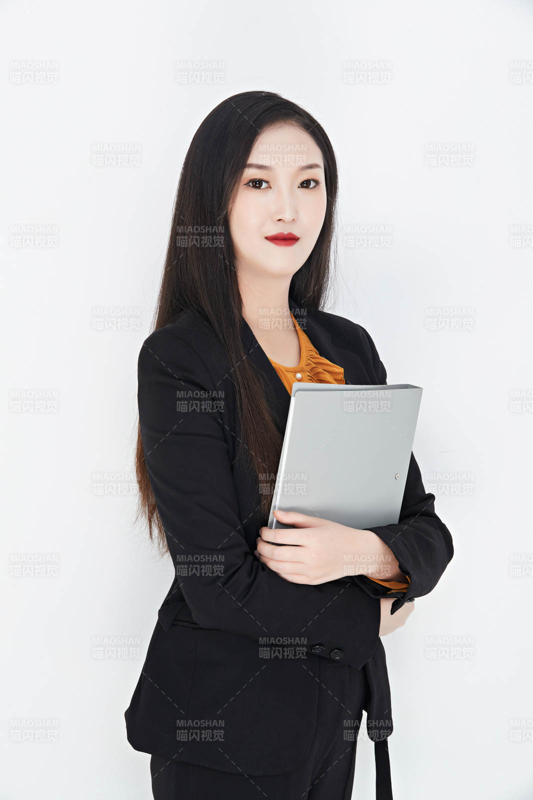 白色背景下的美丽商务女性肖像图片