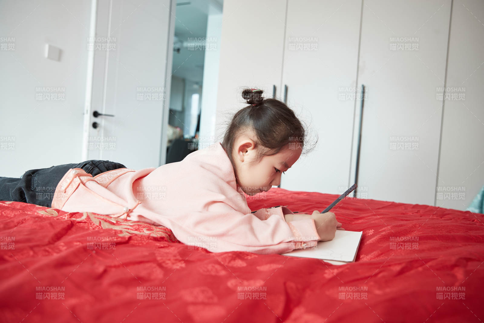 在家玩耍的亚洲小女孩图片