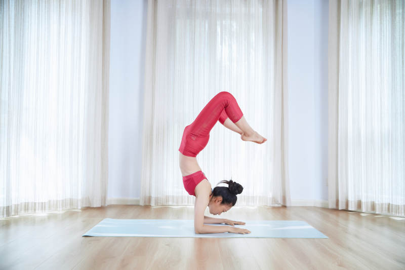 做瑜伽动作的亚洲年轻女性图片