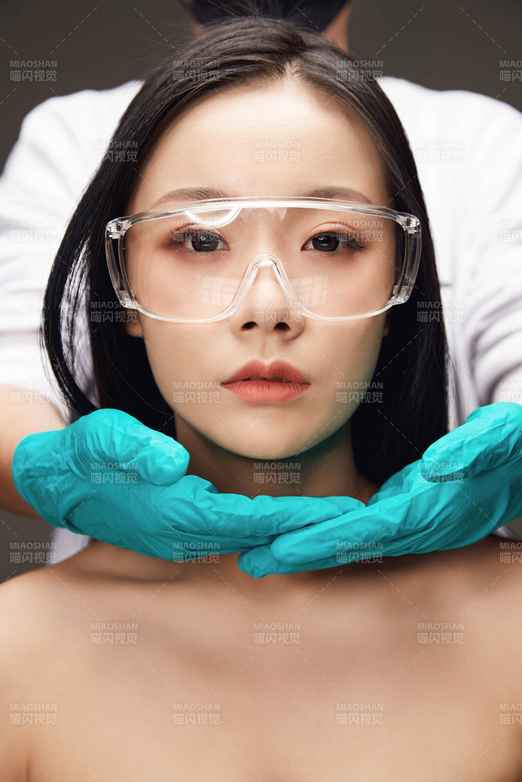 黑色背景里的亚洲美女面部特写医美整容图片