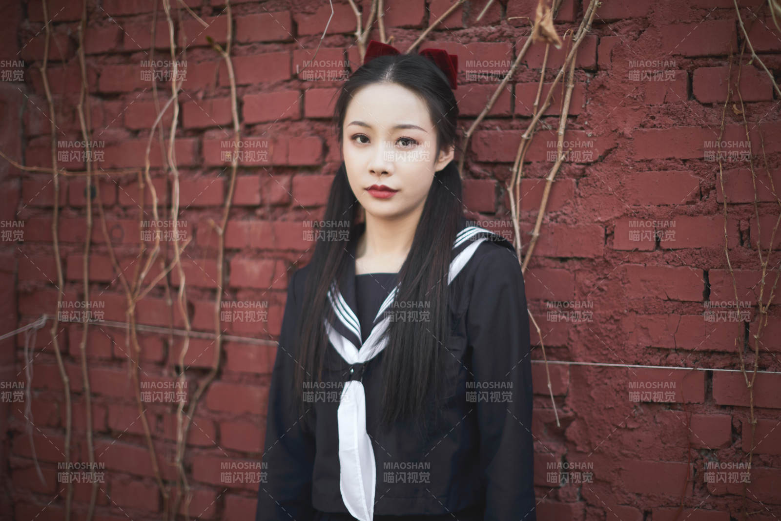 日系户外公园穿jk校服的少女图片