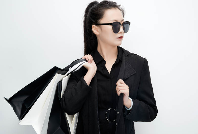 白色背景下手提购物袋时尚美丽的亚洲少女图片