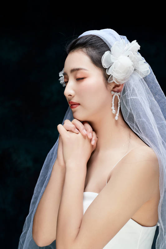 黑色背景下的女性复古婚纱妆面图片
