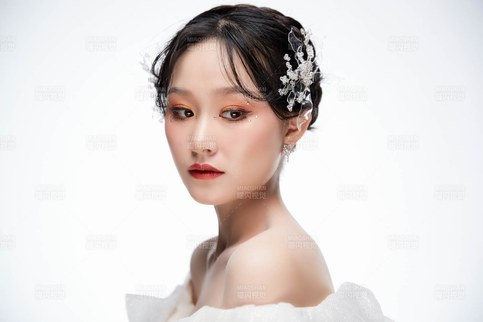 女性婚纱妆面图片