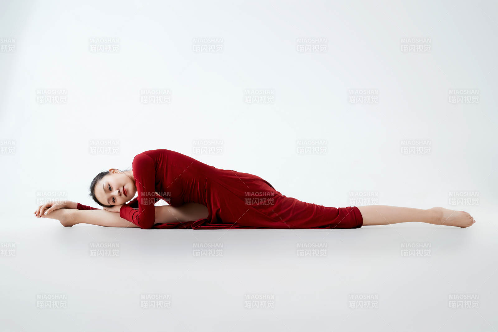 穿着红色长裙翩翩起舞的少女图片