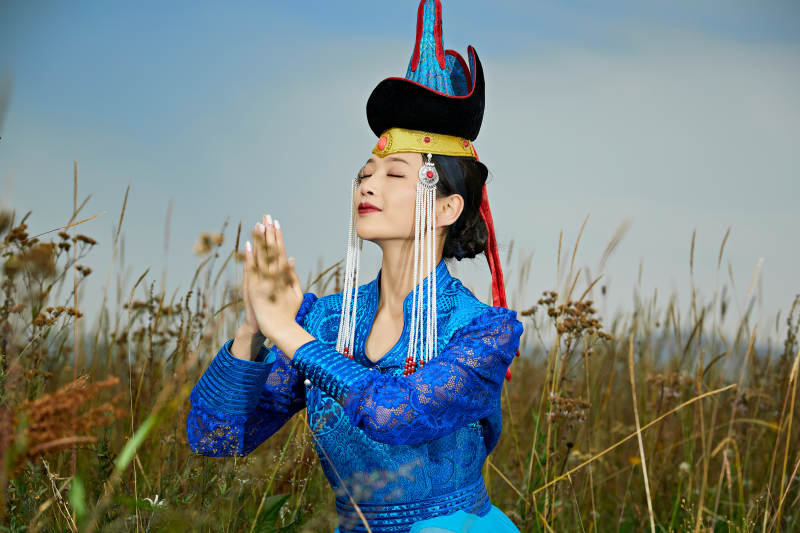 草原上身穿豪华蒙古族服饰的蒙族少女图片