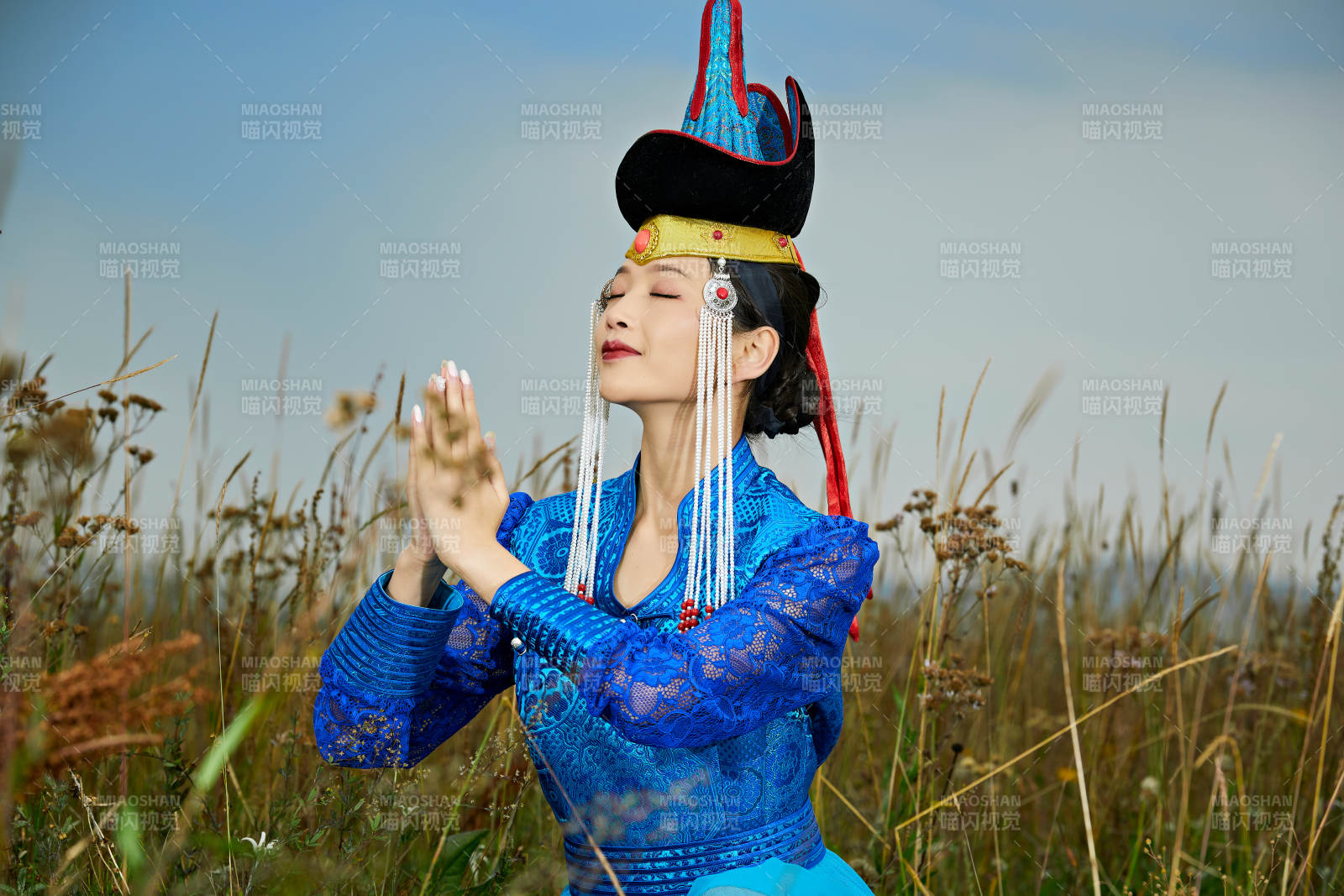 草原上身穿豪华蒙古族服饰的蒙族少女图片