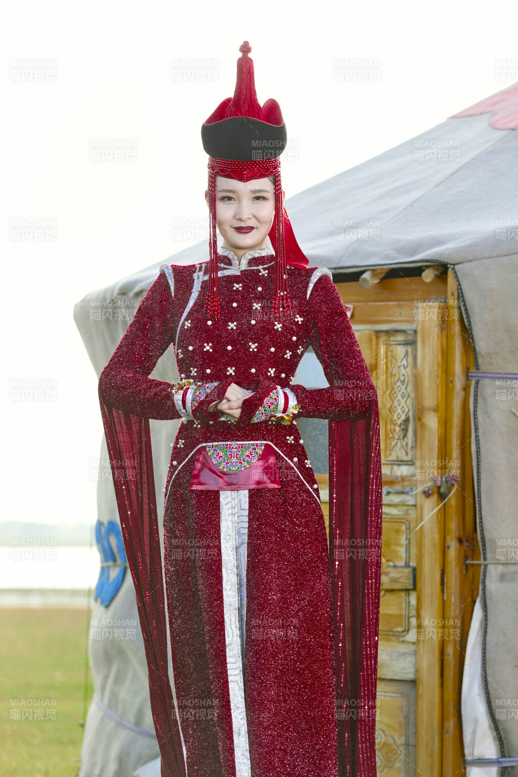 草原上穿着蒙古族传统服饰的亚洲年轻美少女图片