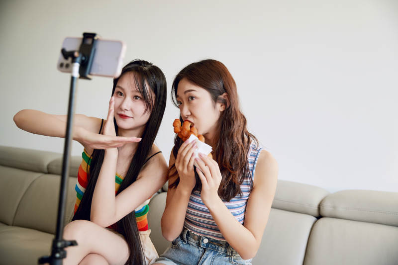 在家做主播直播的亚洲年轻闺蜜少女图片