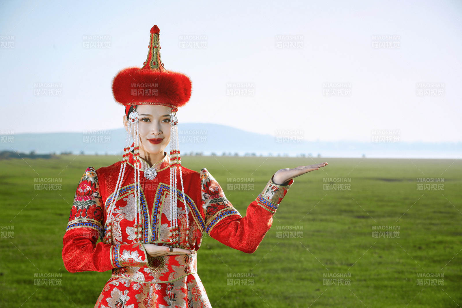 草原上穿着蒙古族传统服饰的亚洲年轻美少女图片