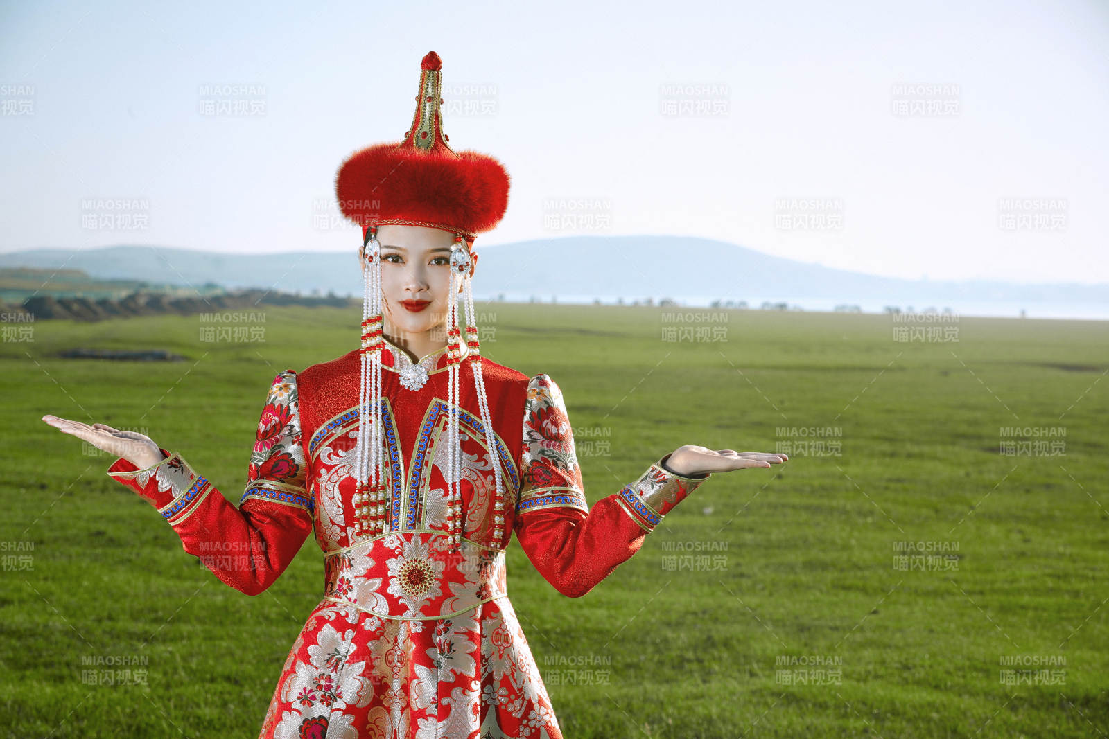 草原上穿着蒙古族传统服饰的亚洲年轻美少女图片