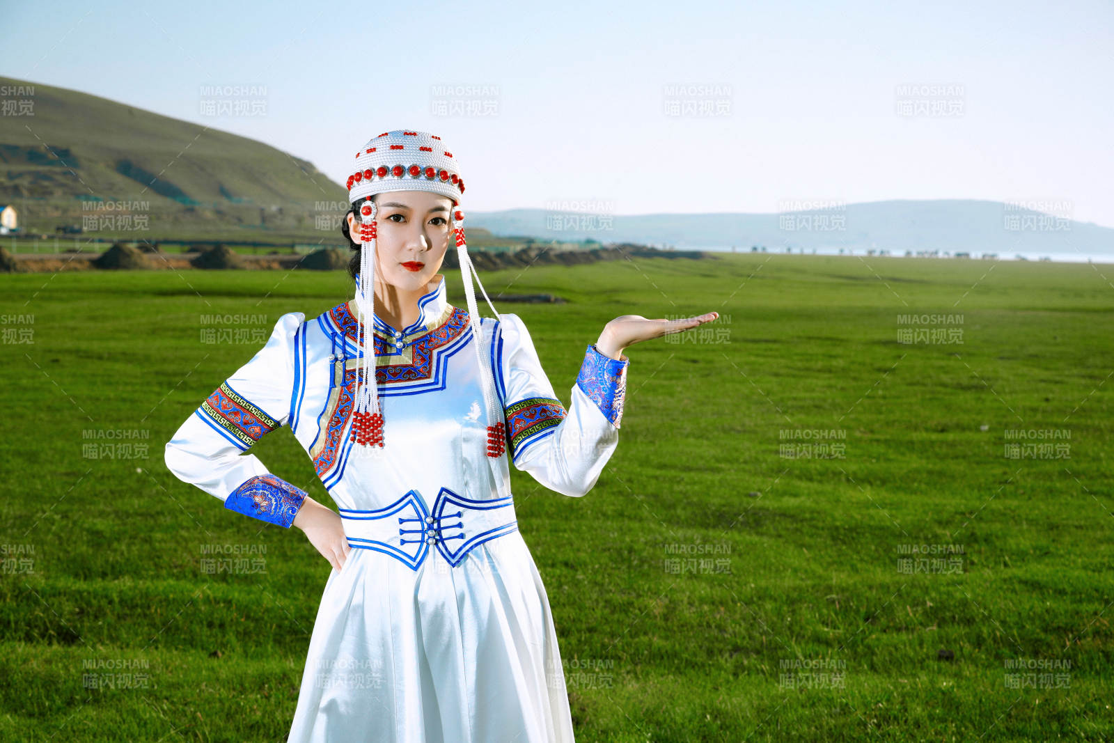 草原上穿着蒙古族传统服饰的亚洲年轻美少女图片