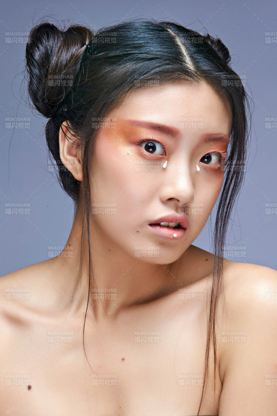 时尚彩妆女性妆面半身像图片