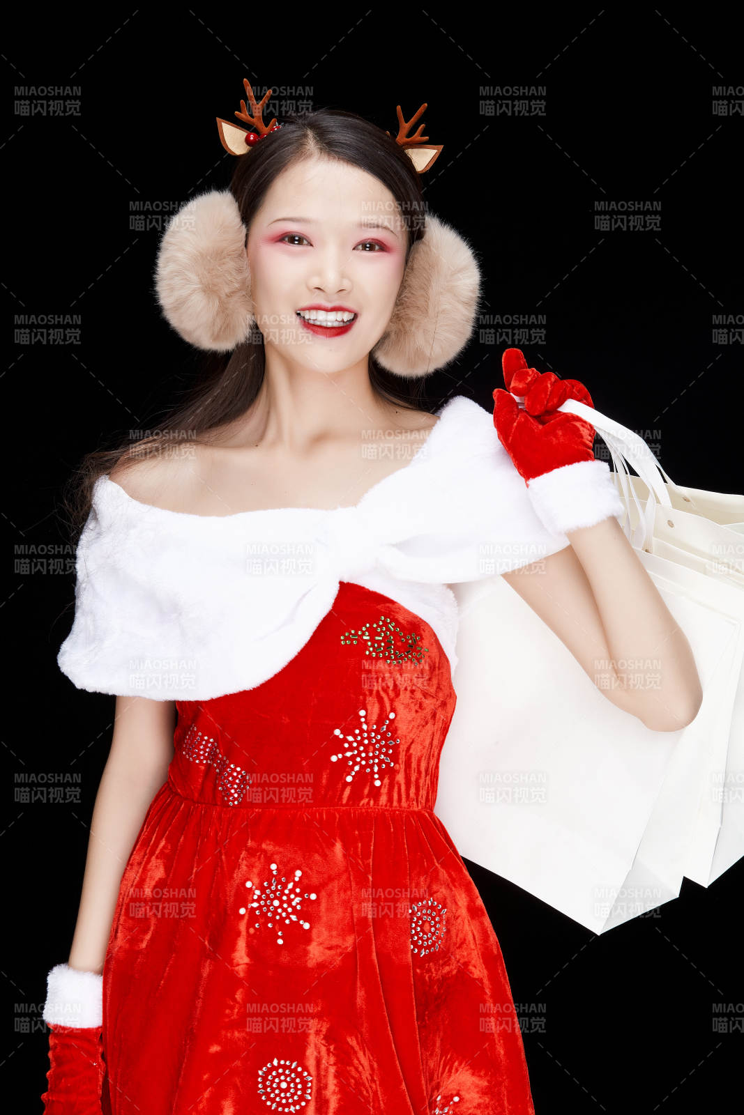 身穿圣诞服饰手提购物袋性感可爱的圣诞女郎图片