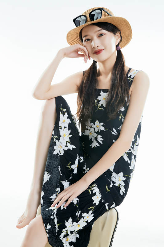 白色背景下准备出发旅行的美丽东方女大学生图片