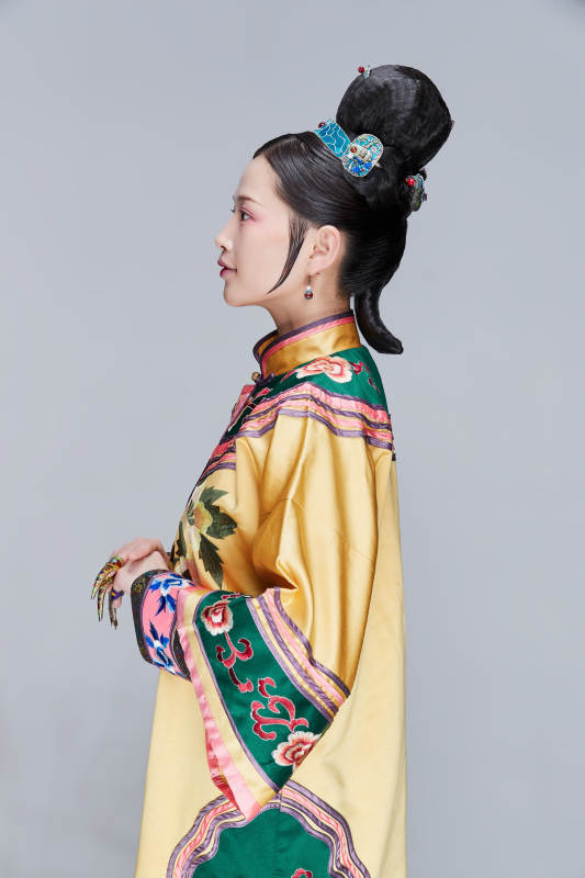 白色背景下的清代女性古装造型清朝古装图片