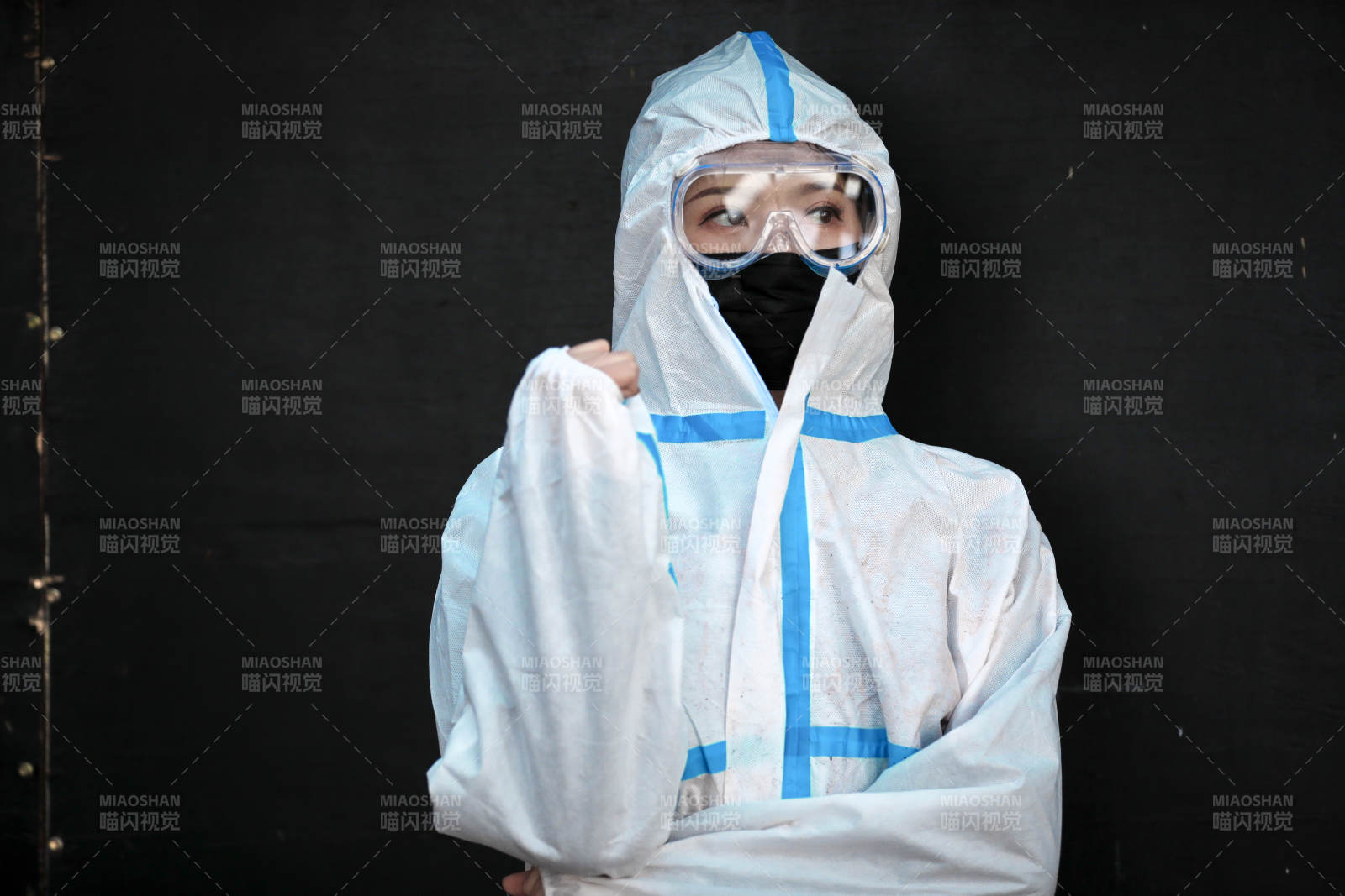 穿白色防护服佩戴护目镜口罩的女性防护人员图片