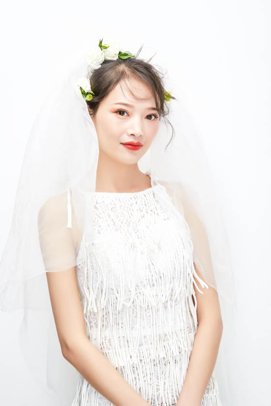 棚拍白色背景下的新娘美妆图片