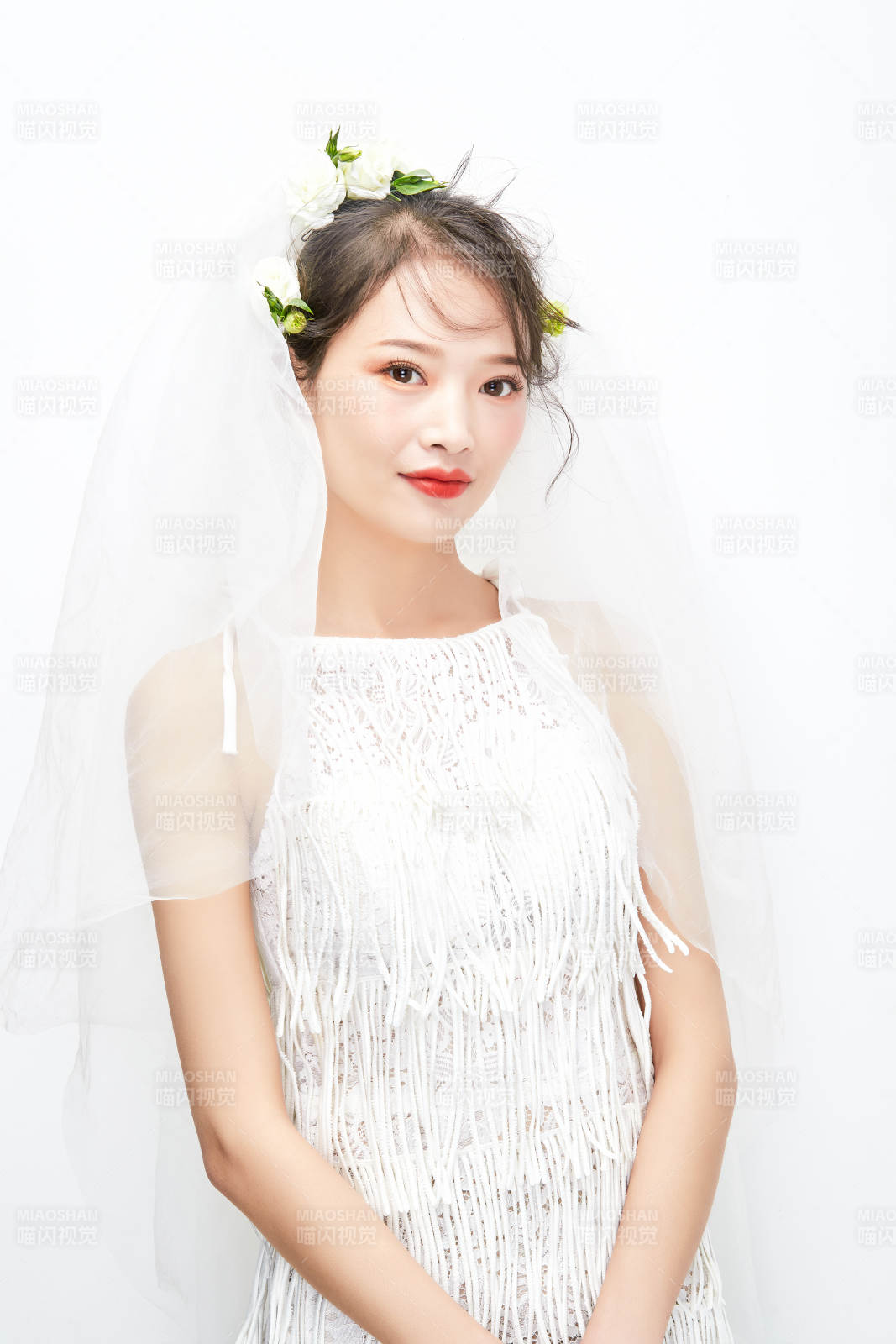 棚拍白色背景下的新娘美妆图片