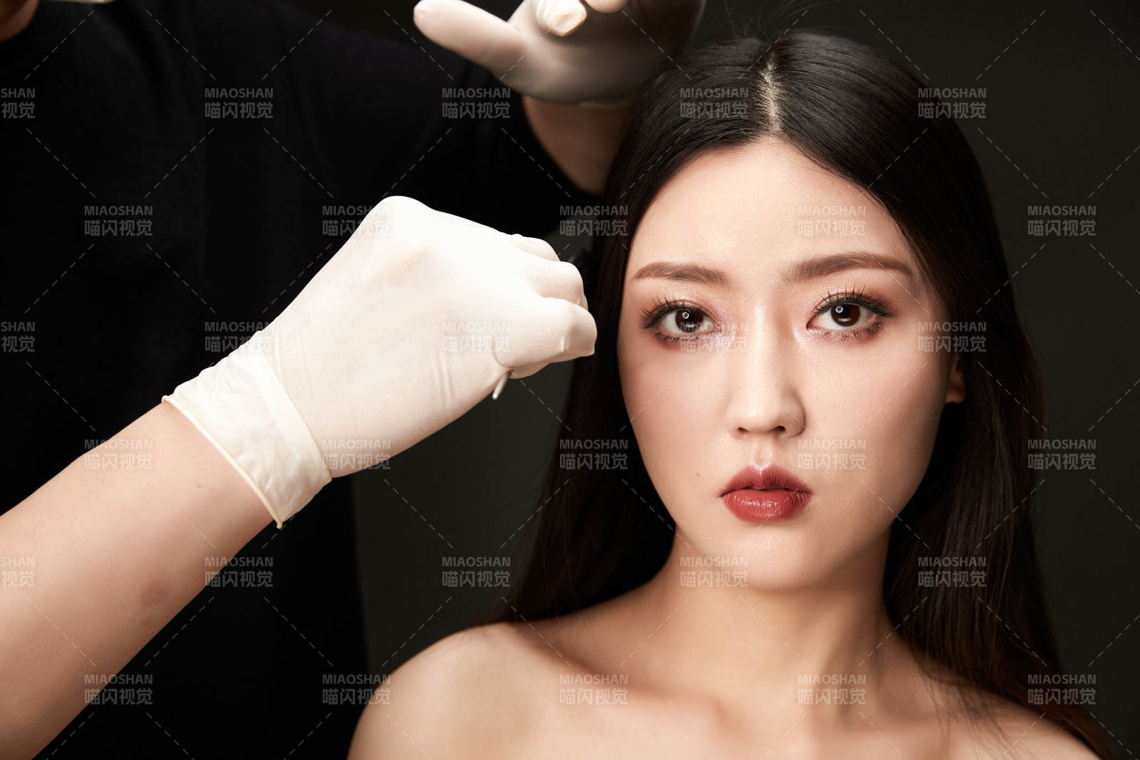 进行美妆化妆的化妆师与模特图片