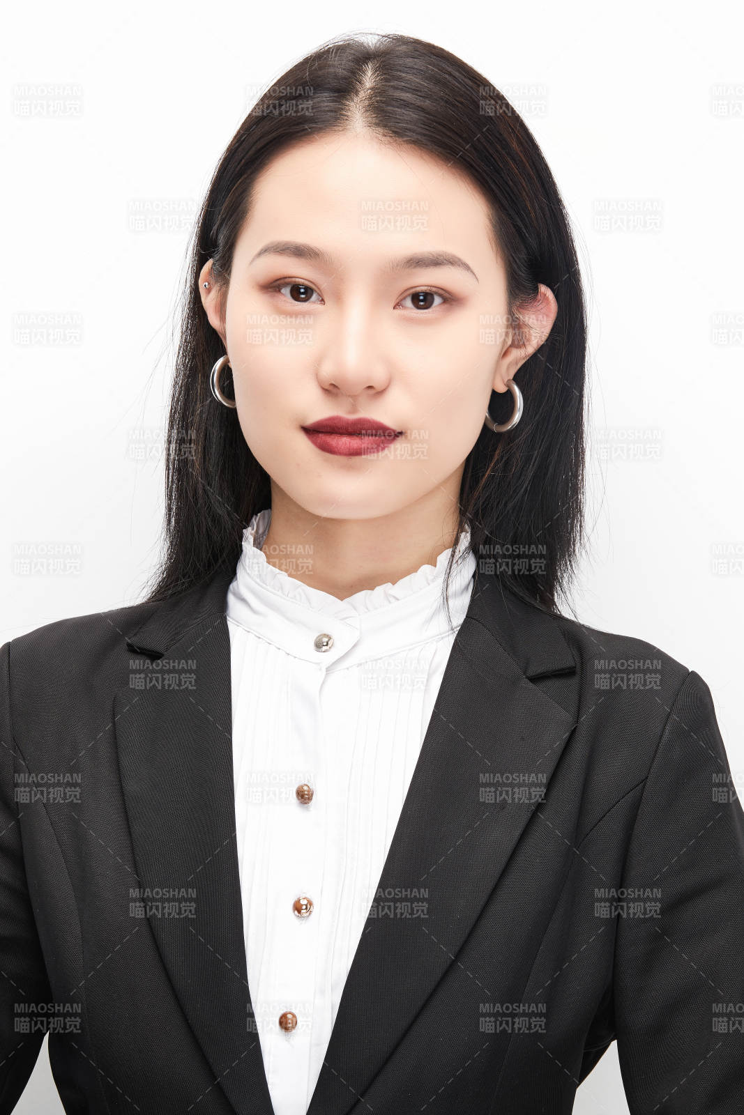 身穿西服拿着文件夹的美丽商务女士图片