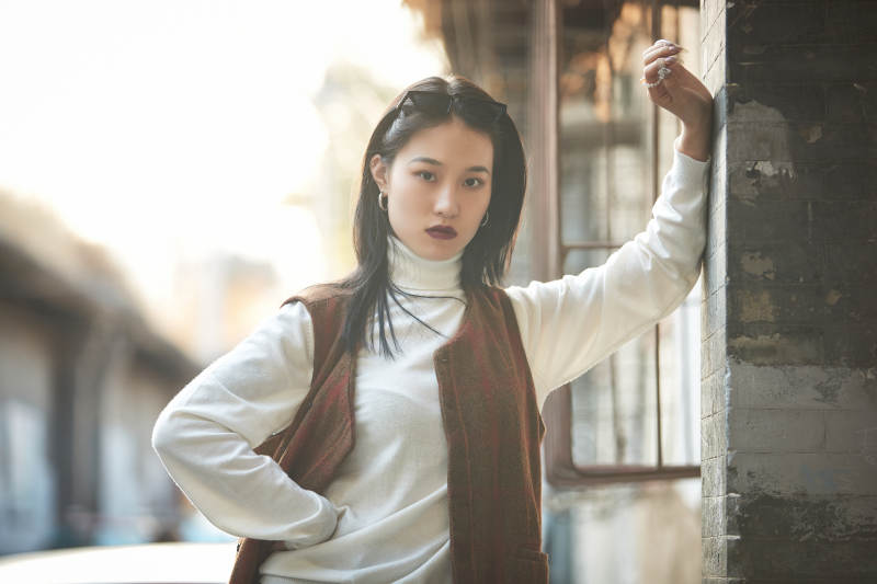 老旧城区里穿着复古港风的美丽清纯少女图片