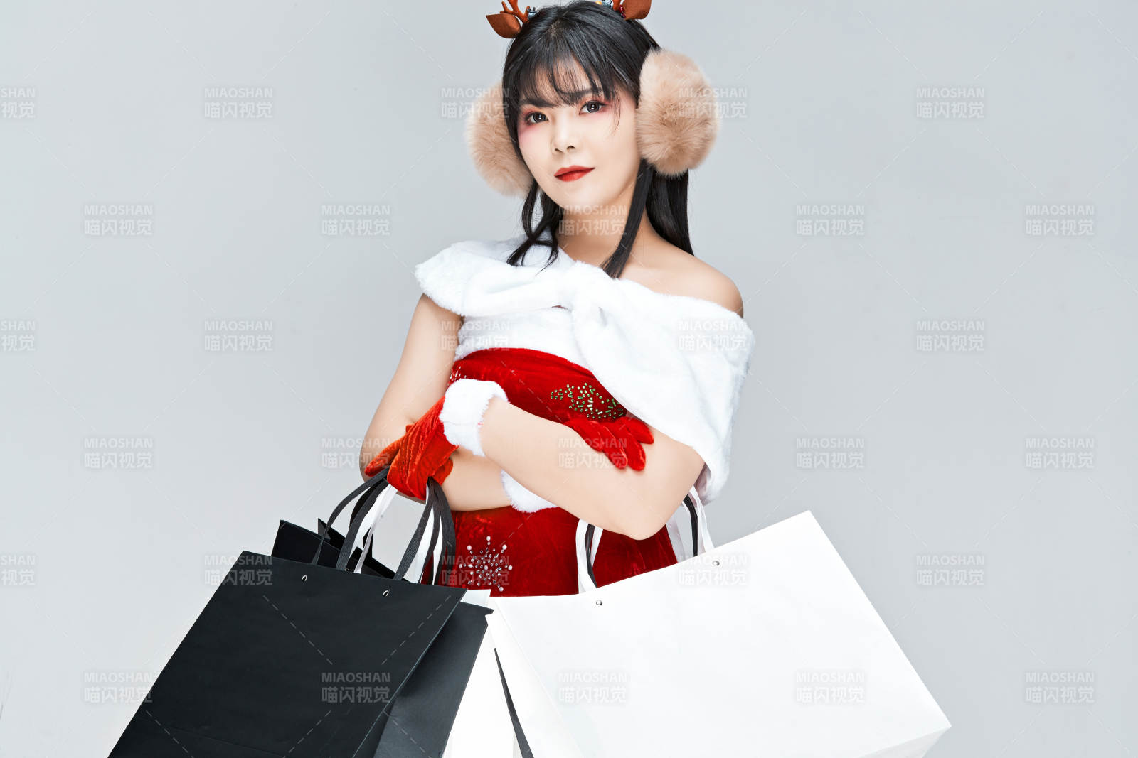 身穿圣诞服饰手提购物袋性感可爱的圣诞女郎图片