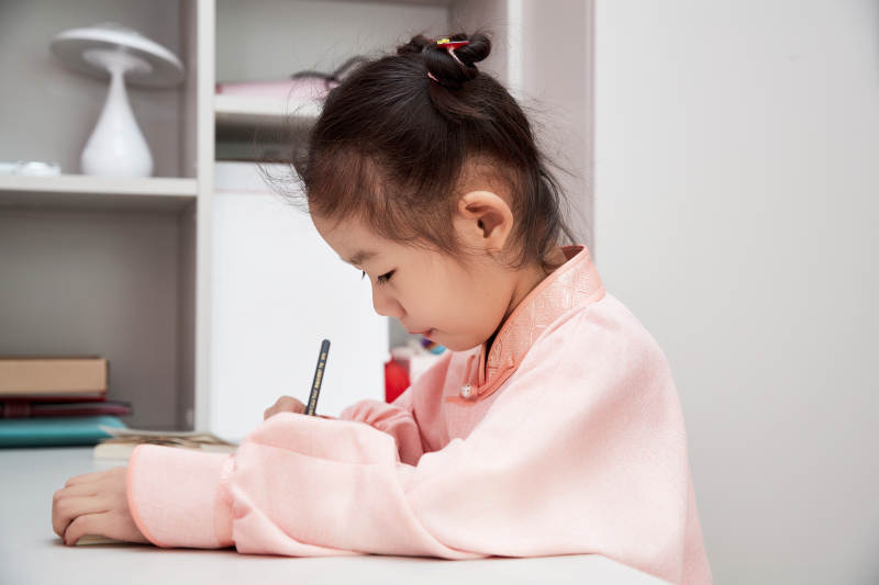 在家玩耍的亚洲小女孩图片