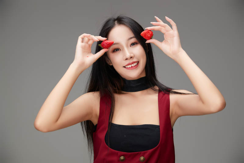 吃水果的亚洲东方长发少女图片