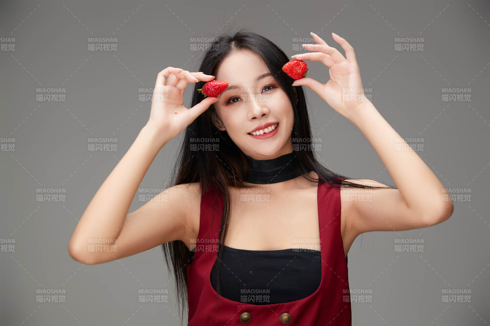 吃水果的亚洲东方长发少女图片