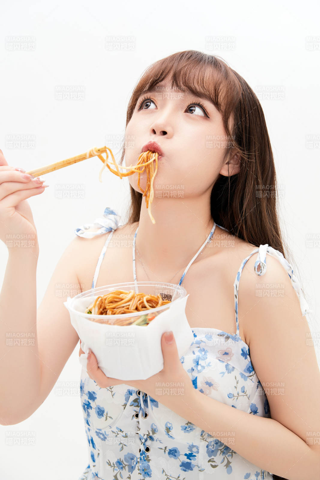 大吃特吃的亚洲可爱少女人像图片