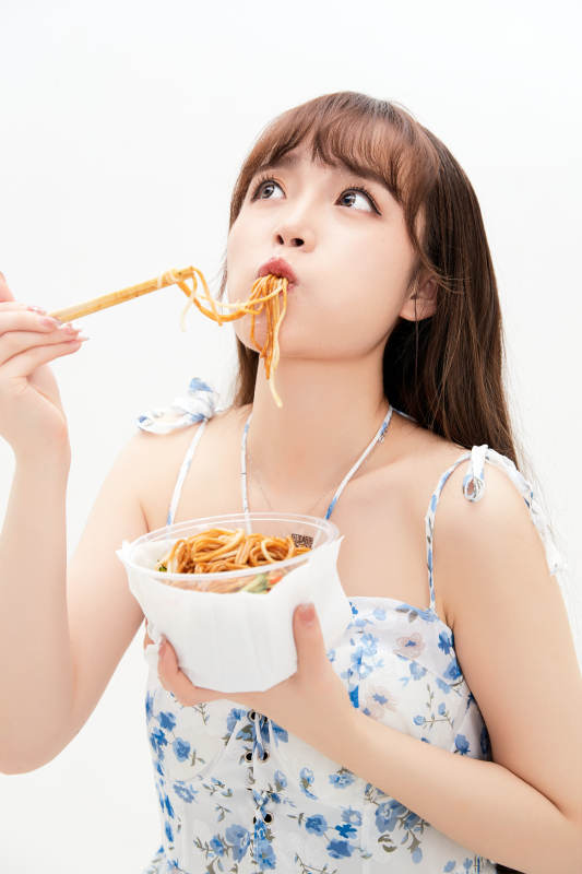 大吃特吃的亚洲可爱少女人像图片