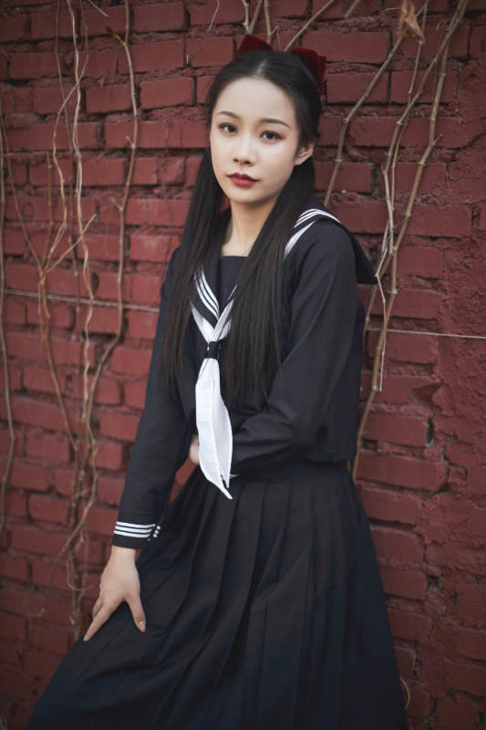 日系户外公园穿jk校服的少女图片