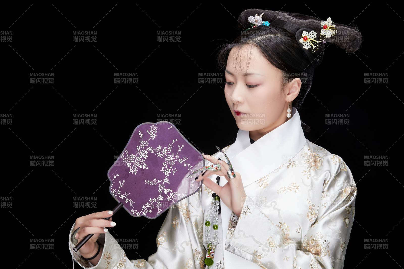 黑色背景下的清代女性古装造型清朝古装图片