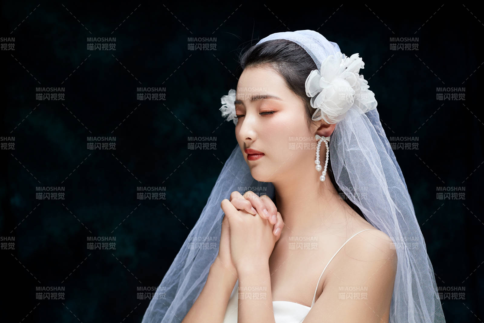 黑色背景下的女性复古婚纱妆面图片